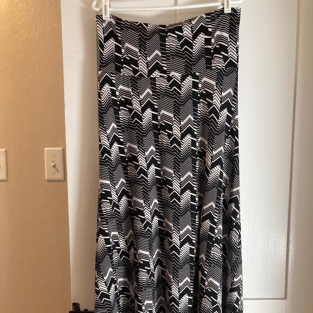 LuLaRoe Maxi Skirt -- Black Chevrons - Medium